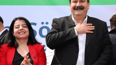 “BAŞKAN YILDIZ, BELEDİYE ÖNÜNDE BİNLERCE KİŞİYE HİTAP ETTİ. ALKIŞLARLA GÖREVİNE