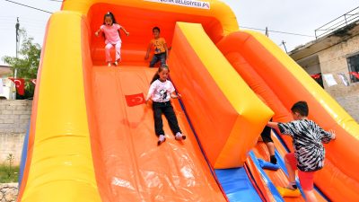 MERSİN BÜYÜKŞEHİR ERDEMLİLİ ÇOCUKLARA 23 NİSAN COŞKUSUNU BİR KEZ DAHA