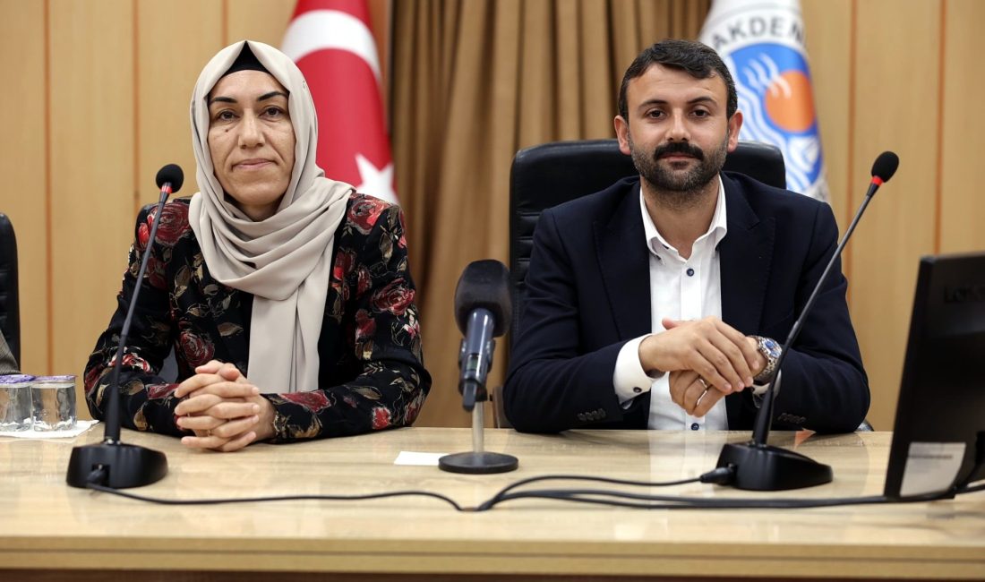 EŞ BAŞKANLARDAN ORTAK “1 MAYIS” MESAJI Akdeniz Belediyesi Eş Başkanları Hoşyar Sarıyıldız ve Nuriye Arslan, “1
