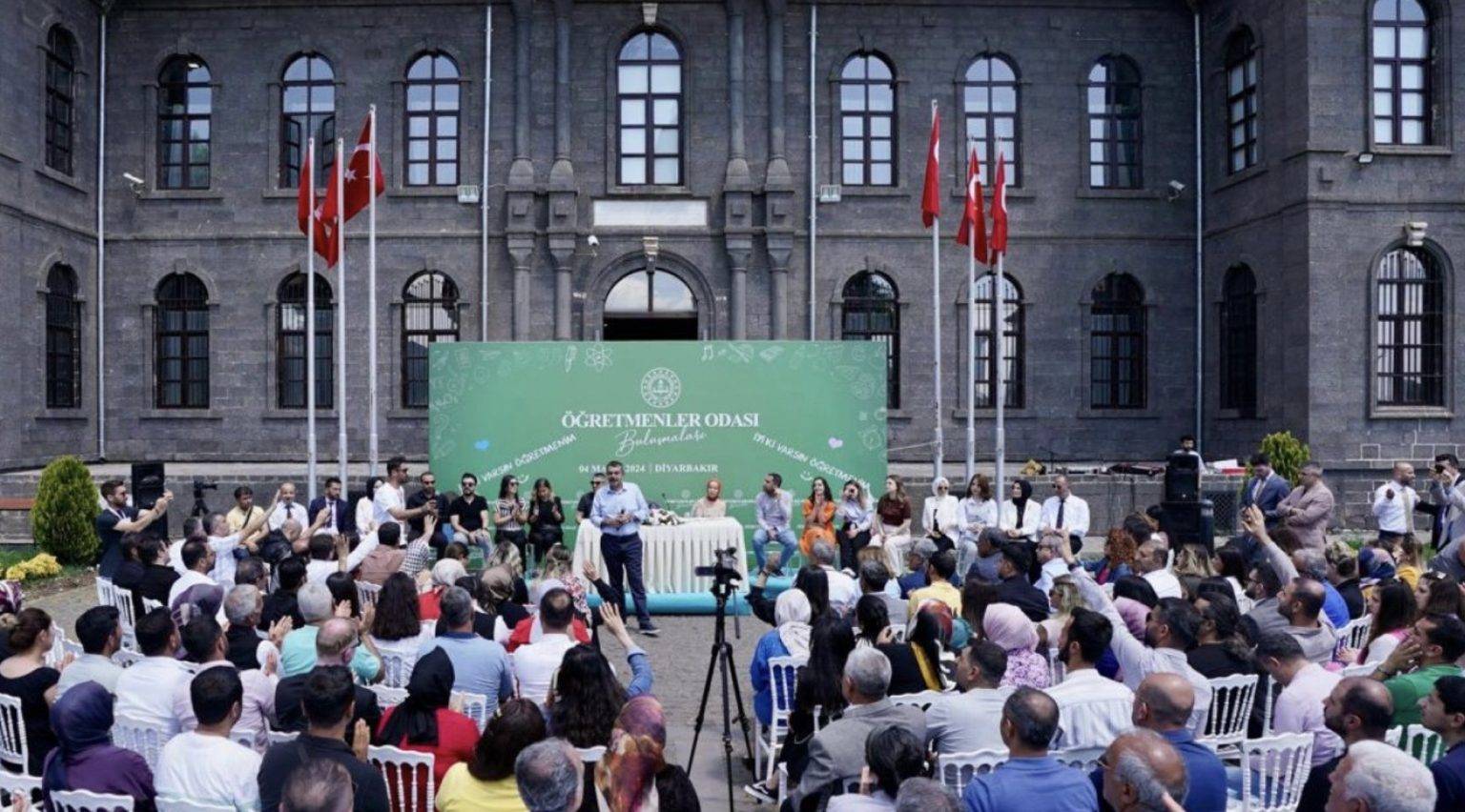 Millî Eğitim Bakanı Yusuf Tekin, kamuoyunda çok tartışılan müfredat değişikliği