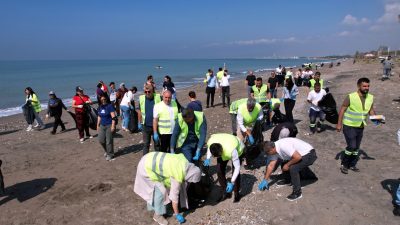 Bölgeden sadece birkaç saat içinde onlarca poşet çöp ve atık