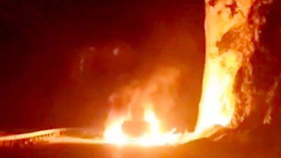 Mersin'in Tarsus ilçesinde buğday yüklü bir tırda yangın çıktı.