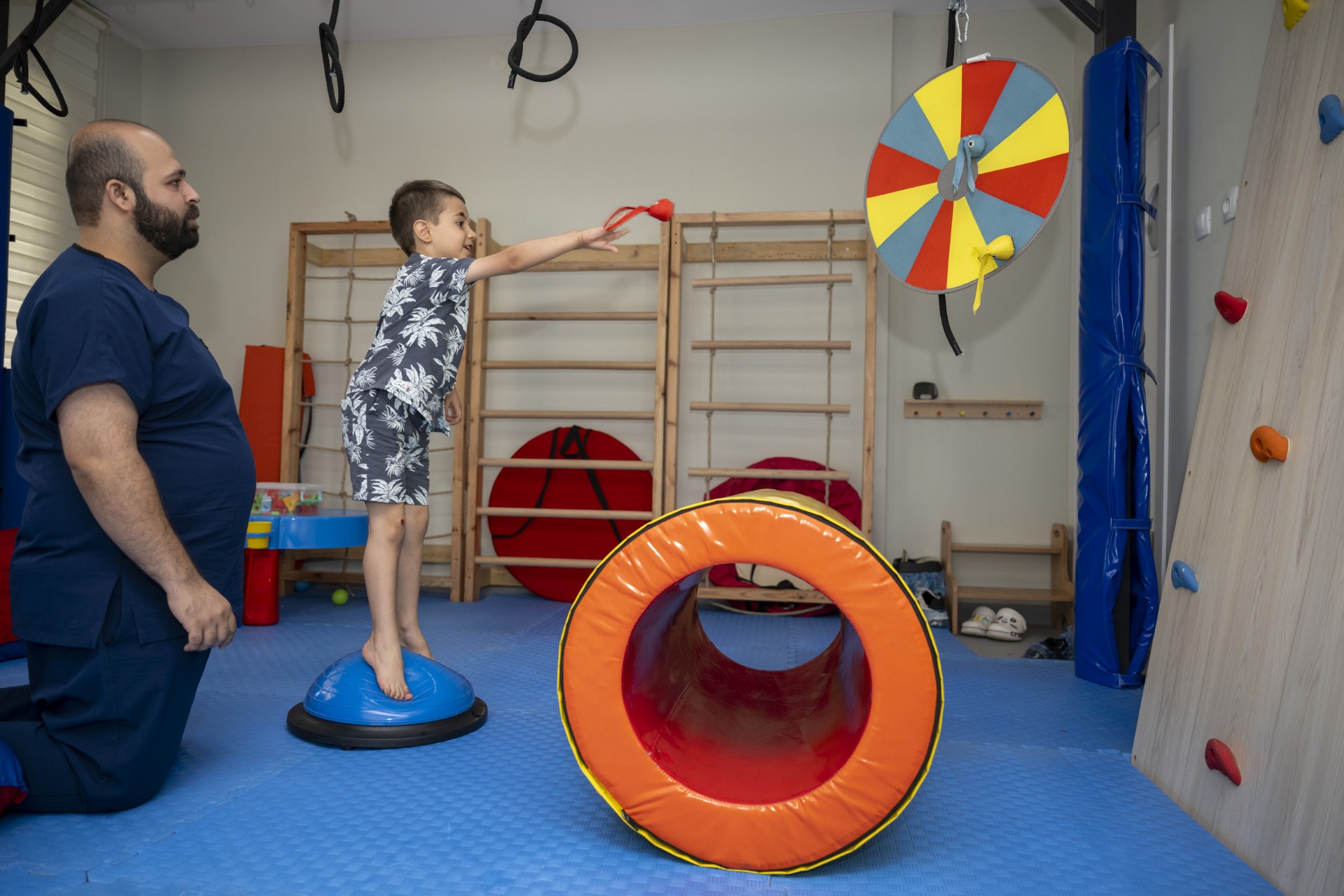 Mersin Büyükşehir Belediyesi’nin Otizm Aile Danışma Merkezi’nin önemli hizmetlerinden ‘Duyu Bütünleme