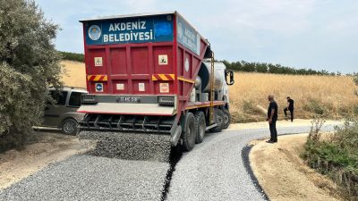 Akdeniz Belediyesi, ilçeye bağlı kırsal mahallelerin yolları yenileyerek başta üreticiler