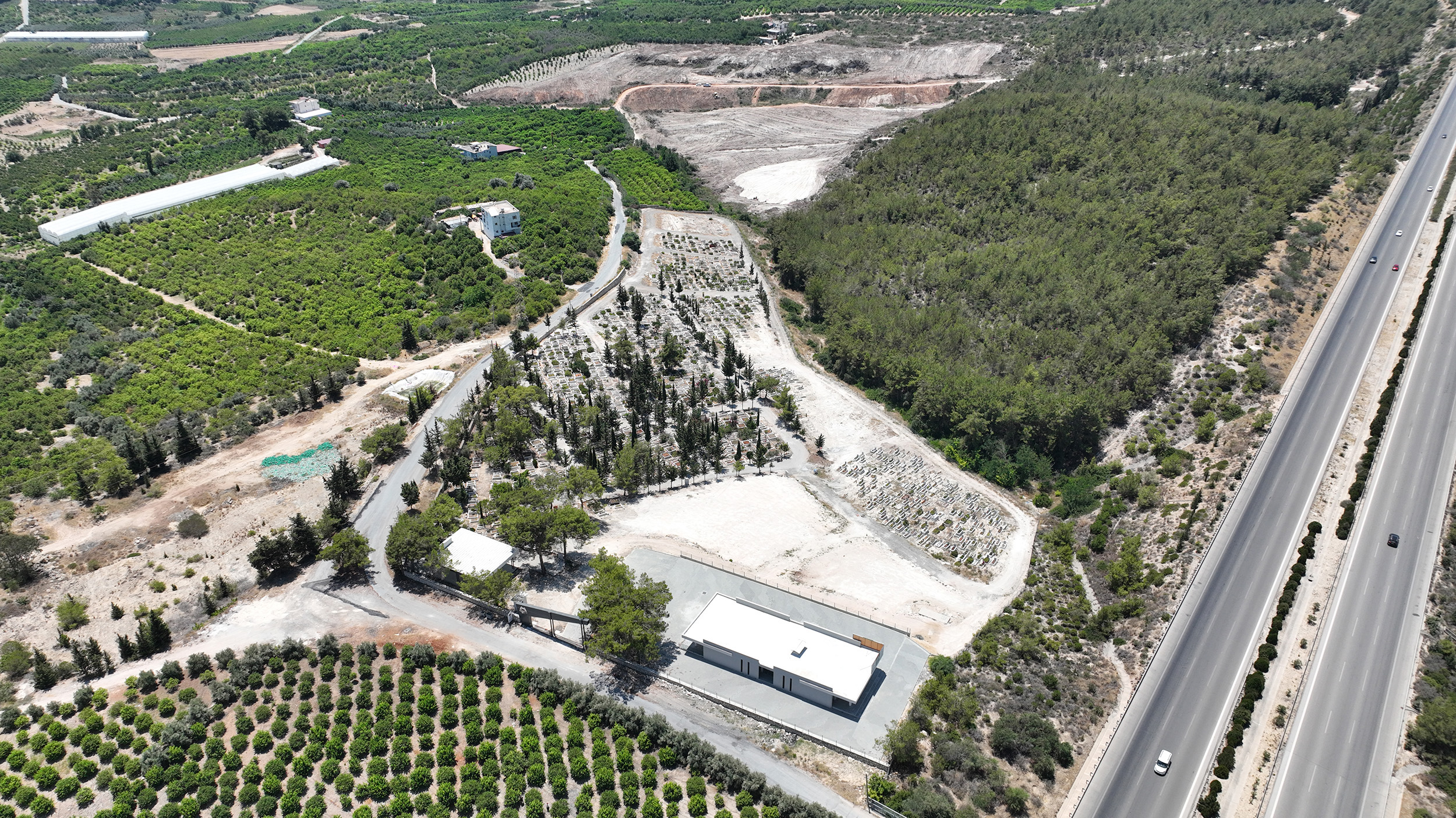 Mersin Büyükşehir Belediyesi, en önemli hizmetlerinden biri olan mezarlık hizmetleri