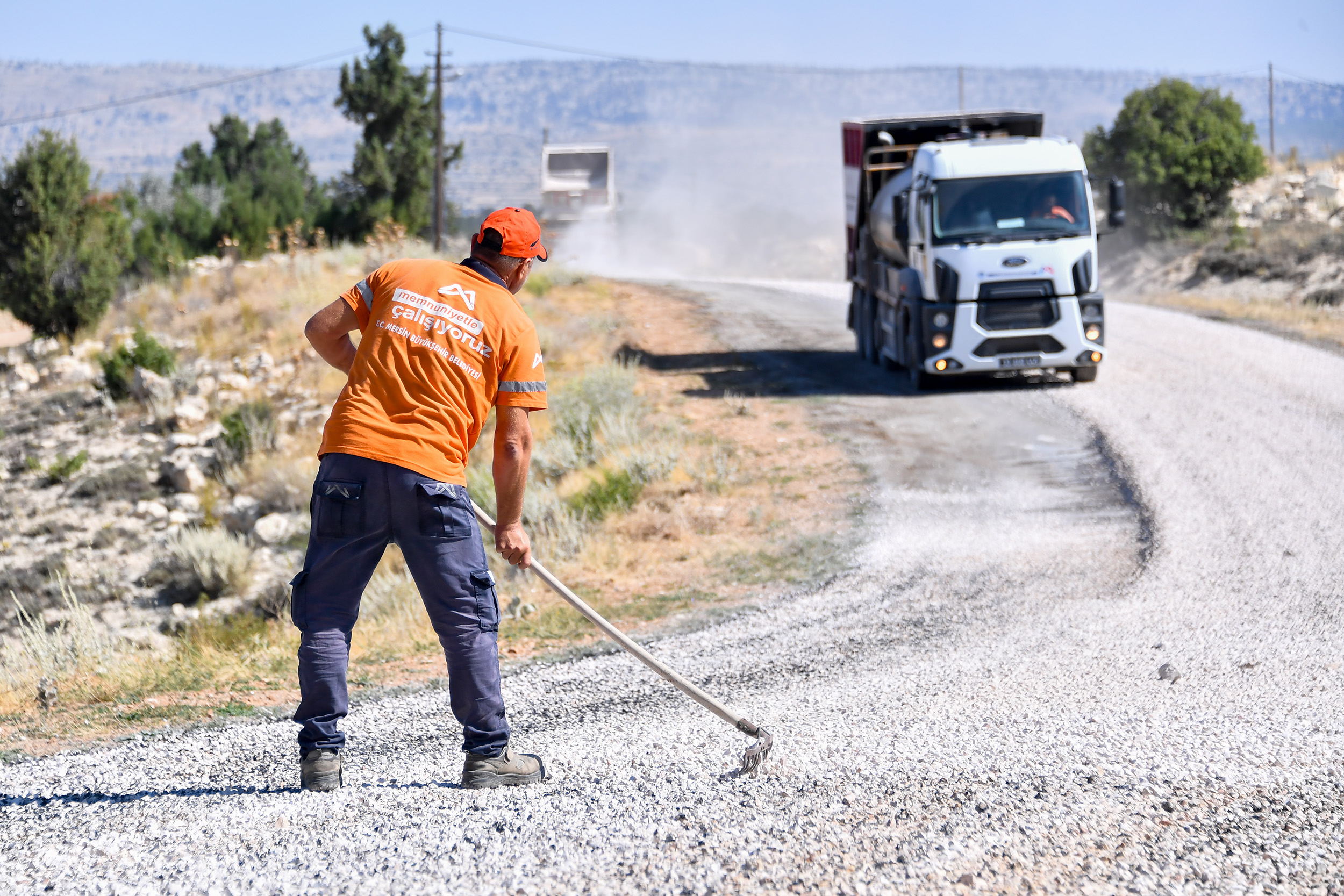 Mersin Büyükşehir Belediyesi Yol Yapım Bakım ve Onarım Dairesi ekipleri,