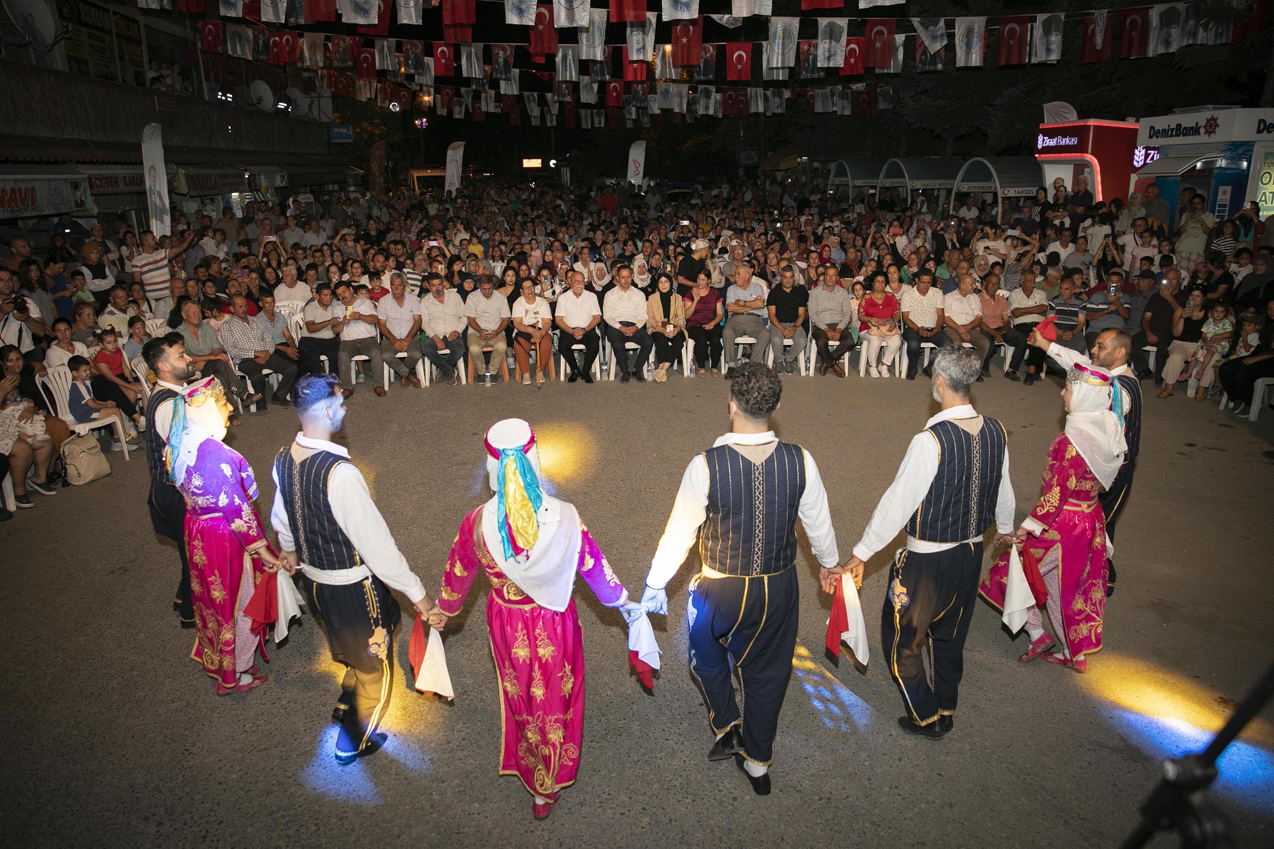 ÇAMLIYAYLA’DA HALAYLARIN ÇEKİLDİĞİ MUHTEŞEM KONSER