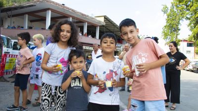 Mersin Büyükşehir Belediyesi’nin çocuklara yönelik gelenekselleşen dondurma dağıtımlarında yeni durak