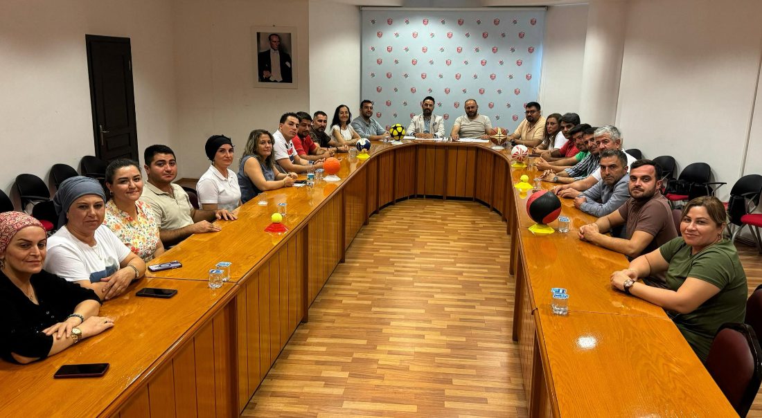 Kepez Belediyespor Kulübü’nün yeni başkanı Emin Akçay, personeliyle bir araya