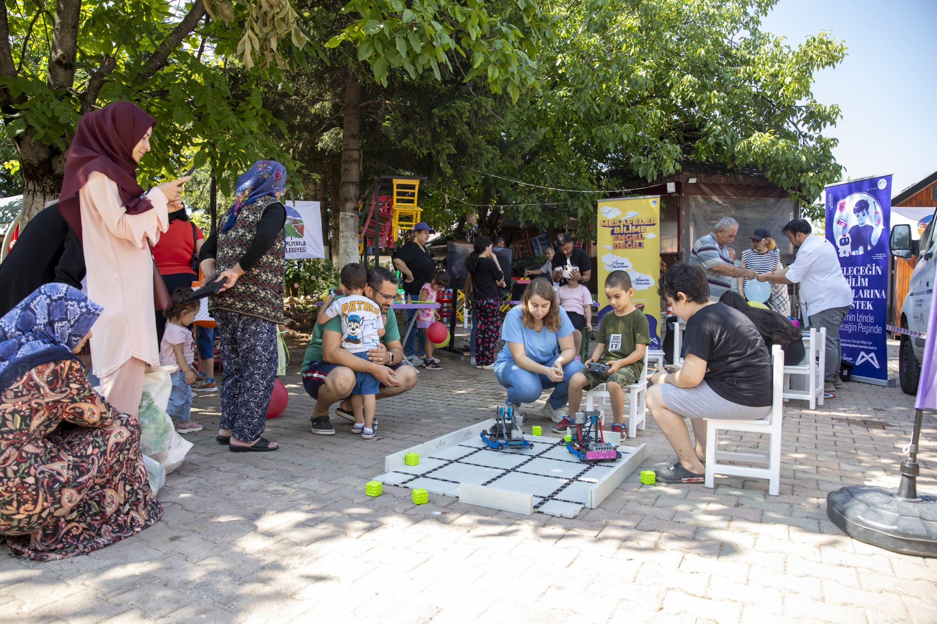 ÇOCUKLAR VE KADINLAR, ‘DİJİTAL KÖY BULUŞMALARI’NDA TEKNOLOJİ VE SANATLA BULUŞUYOR