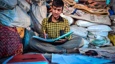 Silifke’de yaşayan Sarıkeçili Yörük Mustafa Taş, Büyükşehir Belediyesi’nin Eğitim ve