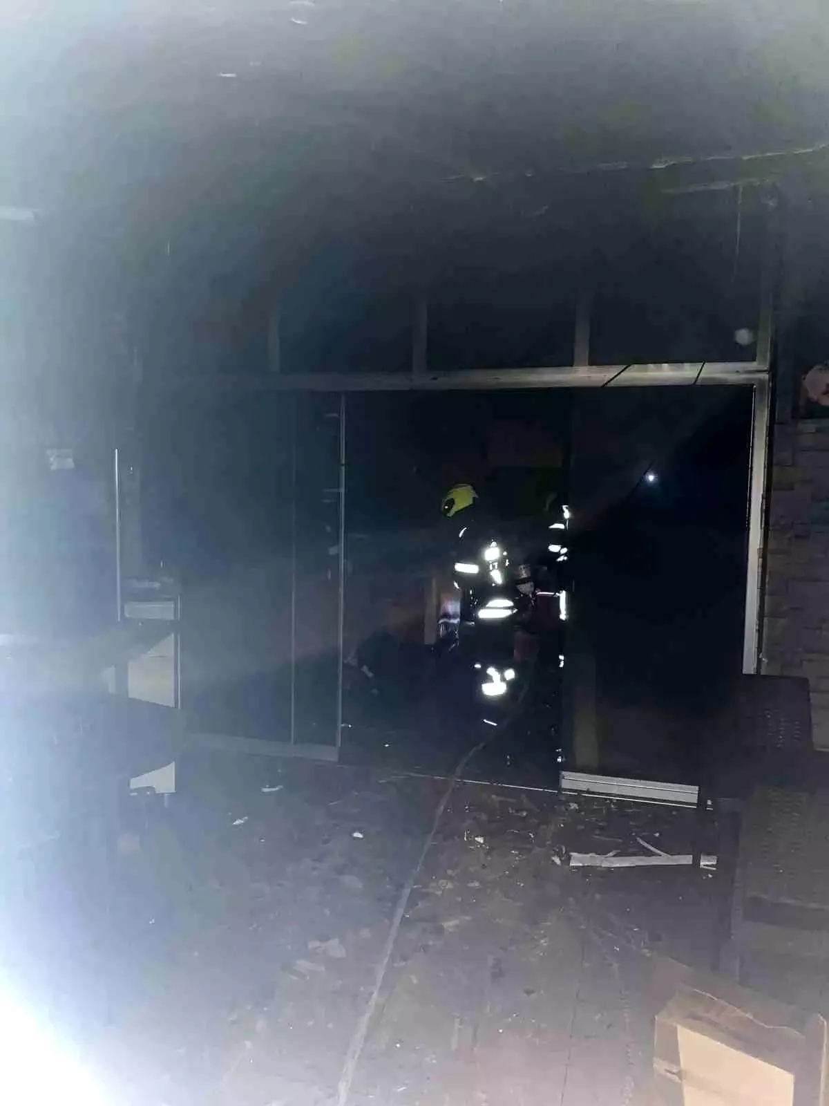 Mersin'in Tarsus ilçesinde, elektrikli bisiklet aküsünden çıkan yangın bir tantuni