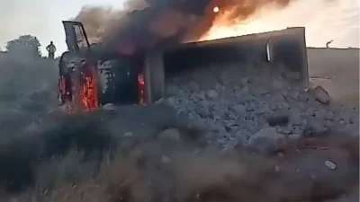 Tarsus'ta fren sistemi arızası nedeniyle devrilen taş yüklü kamyon yanarak