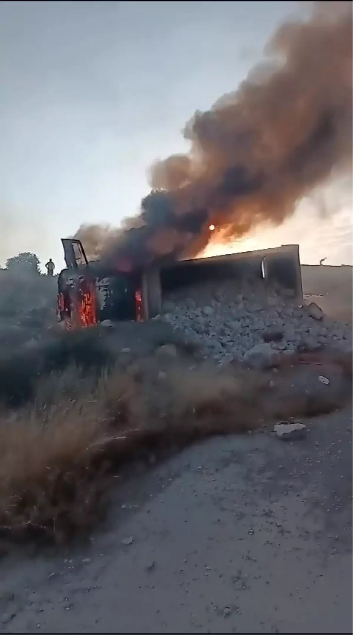 Tarsus’ta Freni Boşalan Kamyon Yanarak Kullanılamaz Hale Geldi