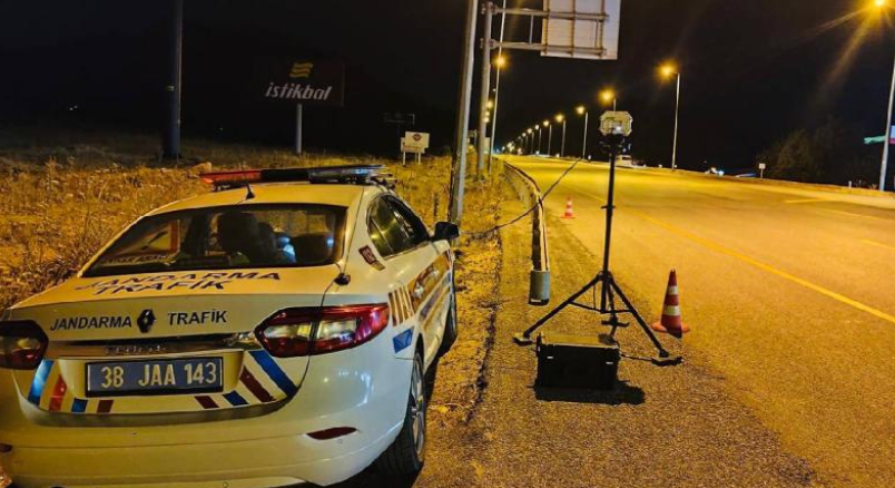   Kayseri’de Jandarma ekipleri yerli “Medar Mobil Hız Tespit Sistemi” ile