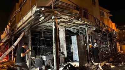 Mersin'in Tarsus ilçesinde bir markette gece saatlerinde çıkan yangında iş