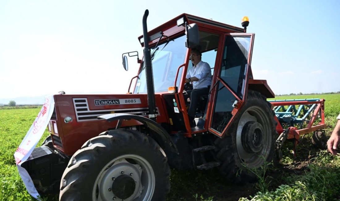 Vali, traktöre binerek hasat yaptı
Osmaniye Valisi Dr. Erdinç Yılmaz, traktöre binerek yer