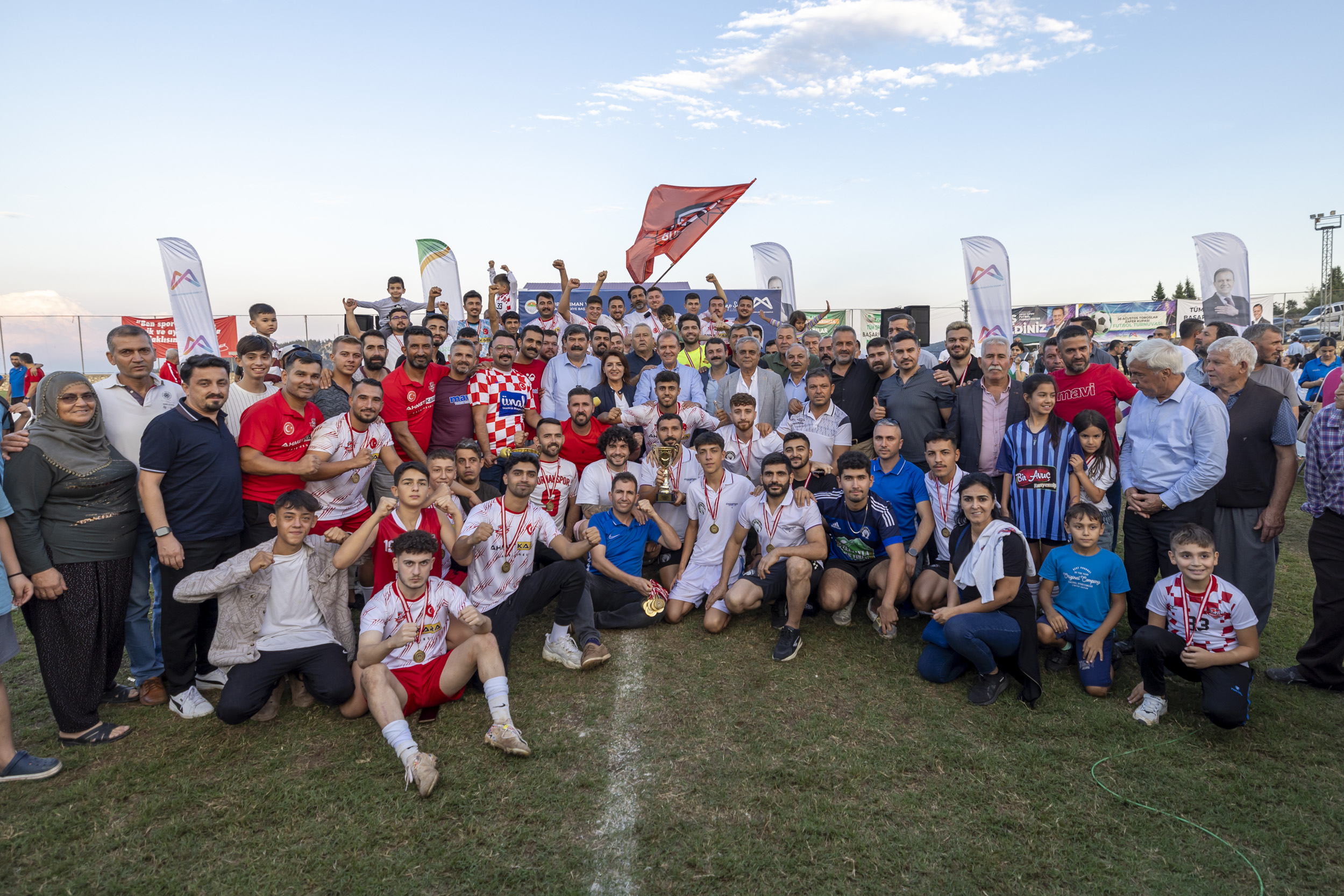 BAŞKAN SEÇER, ‘30 AĞUSTOS ZAFER KUPASI AYVAGEDİĞİ FUTBOL TURNUVASI’NIN ÖDÜL TÖRENİNE KATILDI