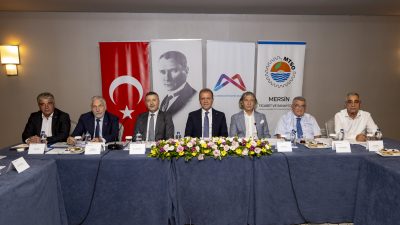 
Mersin Büyükşehir Belediye Başkanı Vahap Seçer, MTSO'nun ev sahipliğinde düzenlenen