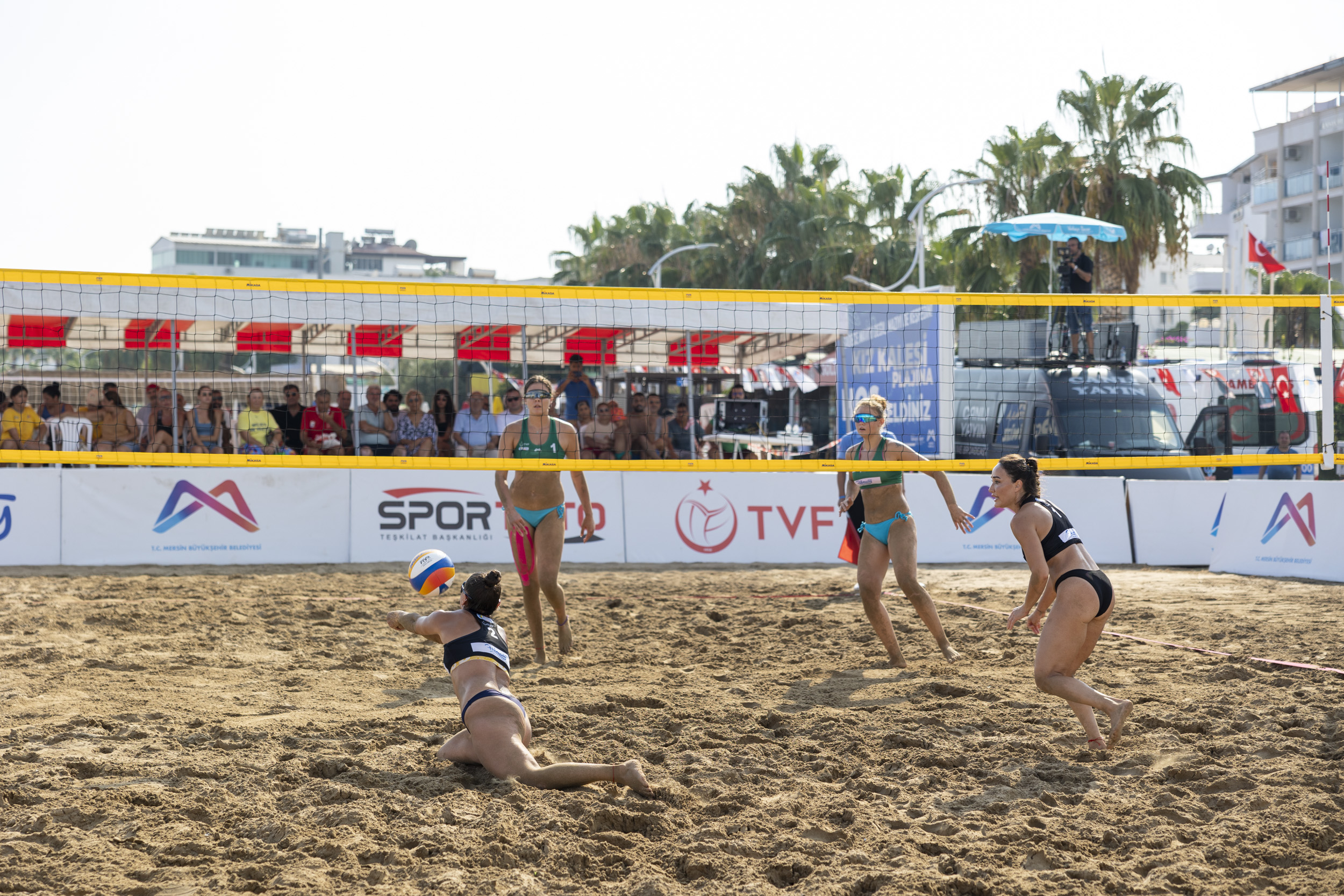 BÜYÜKŞEHİR’İN EV SAHİPLİĞİ YAPTIĞI ‘PRO BEACH MERSİN’DE FİNAL MAÇLARI NEFES KESTİ