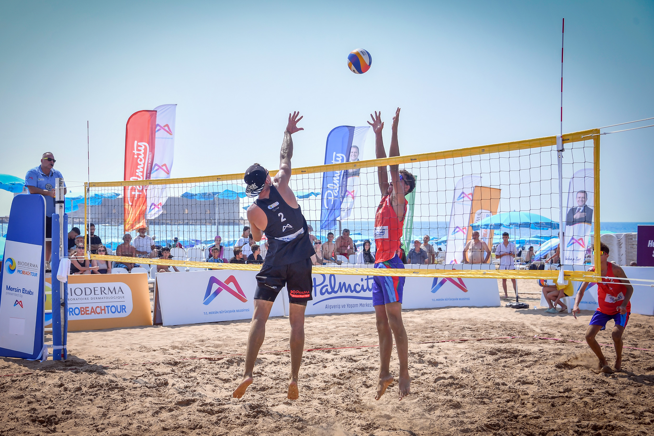 BÜYÜKŞEHİR’İN EV SAHİPLİĞİNDE GERÇEKLEŞTİRİLEN ‘PRO BEACH MERSİN’ ETABI TÜM HEYECANIYLA BAŞLADI