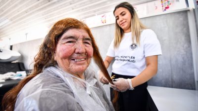Mersin Büyükşehir Belediyesi’nin ‘Mobil Kuaför’ aracı kent genelinde mahalle mahalle