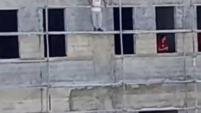 
Mersin’in Yenişehir ilçesinde işçilerin maaşlarını alamadıkları için başlattıkları eylemler, altıncı