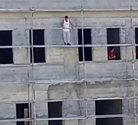 
Mersin’in Yenişehir ilçesinde işçilerin maaşlarını alamadıkları için başlattıkları eylemler, altıncı