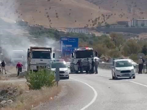Pertek ilçesinde seyir halindeki kamyon alev aldı
Olay sabah saatlerinde Pertek ilçe girişinde meydana geldi.