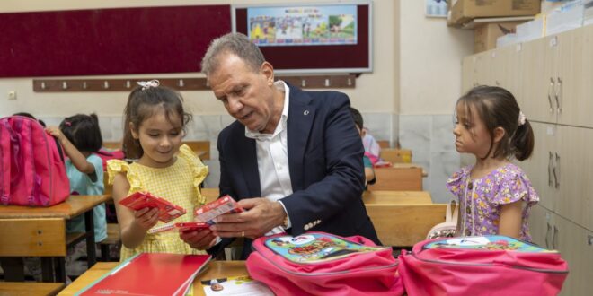 İlk çantalar Başkan Seçer’den Kent genelinde ilköğretime başlayan yaklaşık 37 bin çocuk olduğunu dile