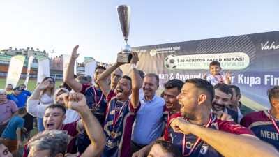 Mersin Büyükşehir Belediye Başkanı Vahap Seçer, Menteşspor ve Burhanspor’un karşı