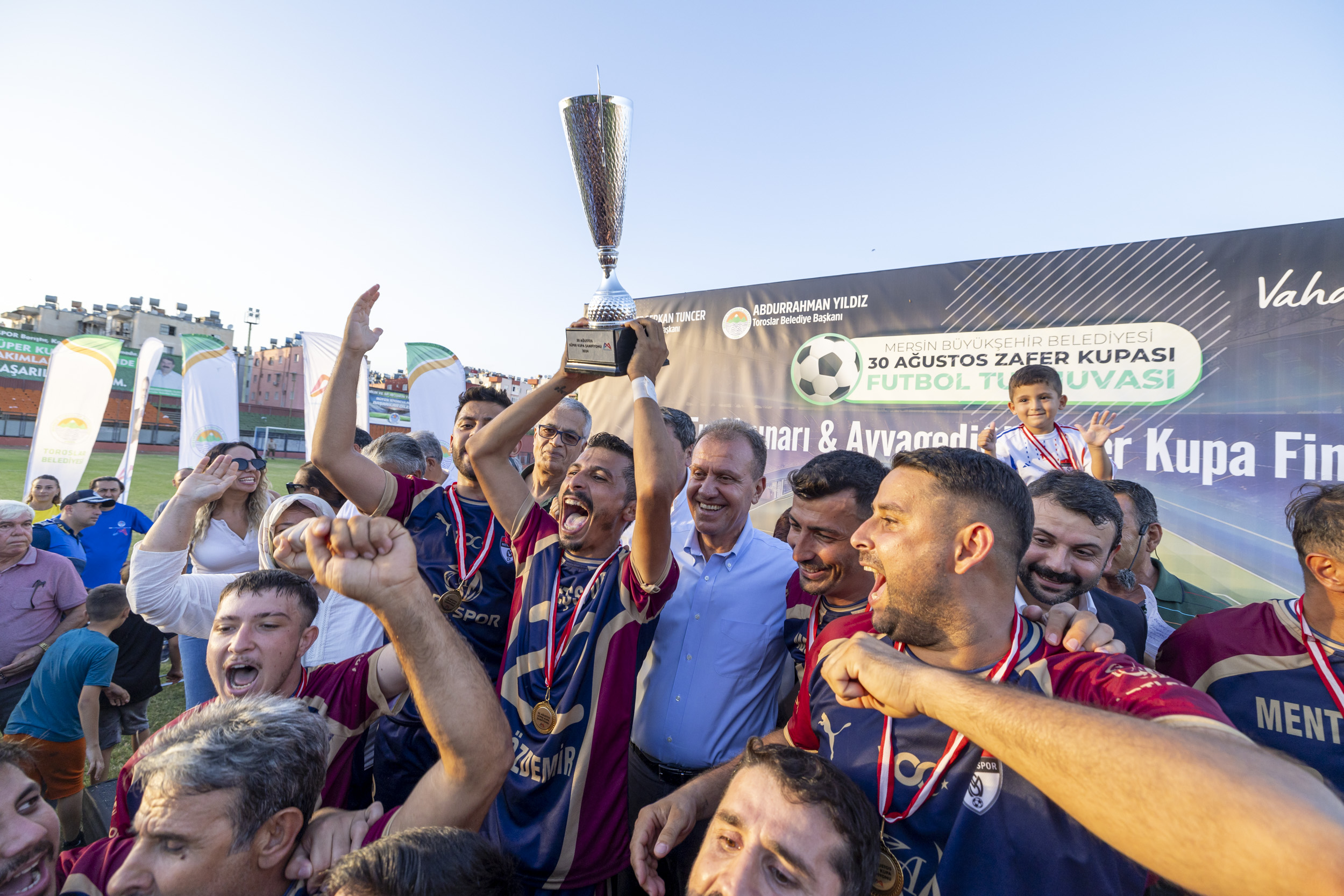 Mersin Büyükşehir Belediye Başkanı Vahap Seçer, Menteşspor ve Burhanspor’un karşı
