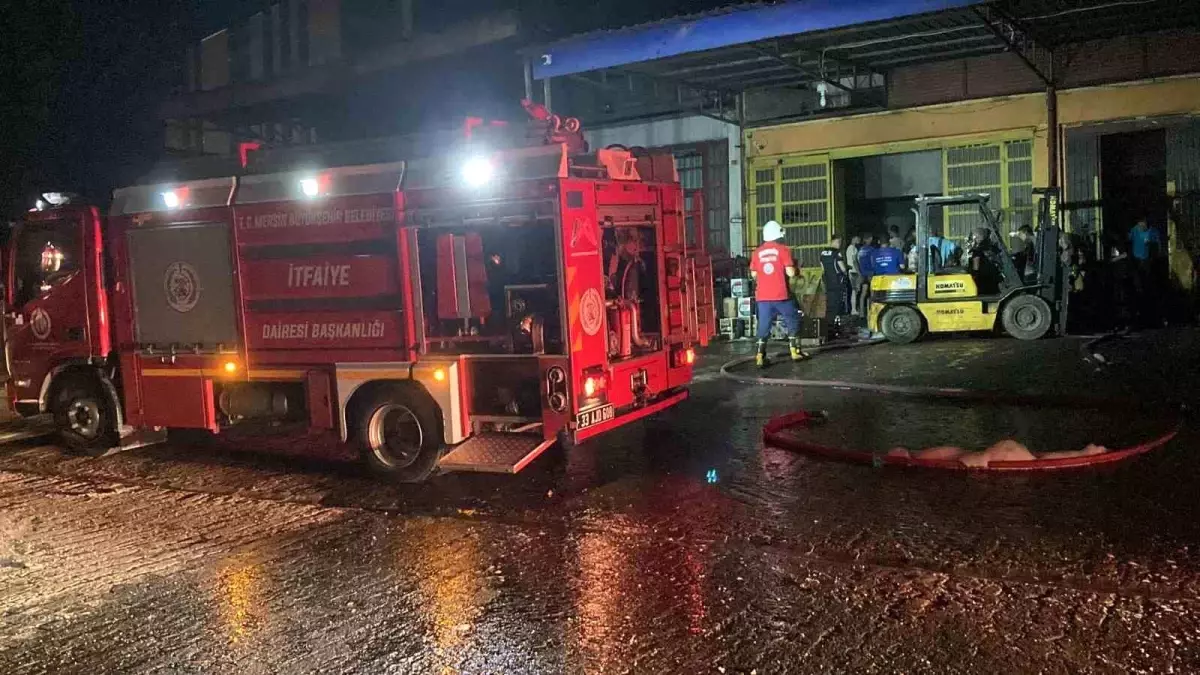 Mersin’in Erdemli İlçesinde İş Makinesi Atölyesinde Şiddetli Yangın ve Parlamalar