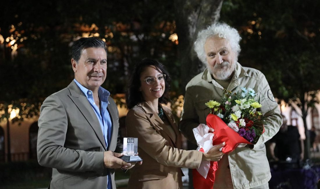 “Muğla’ya bir Akdeniz Film Festivali çok yakışır” MUĞLA-BHA Sinema dünyasının usta isimlerinden Muğlalı yönetmen-senarist Yüksel Aksu 31.