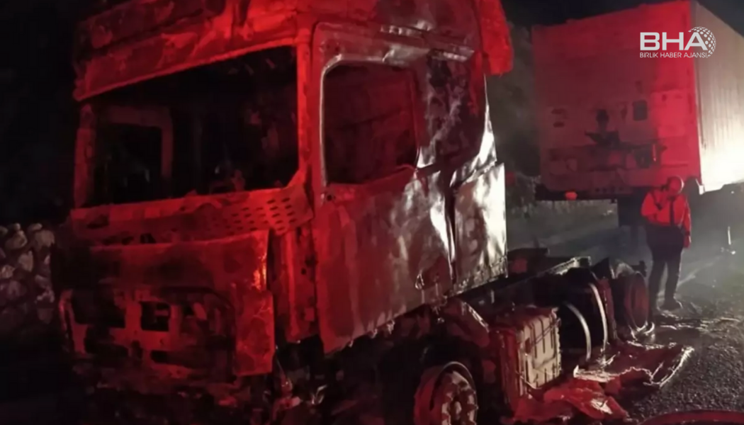 Tarsus’ta seyir halindeki tır alev aldı: İtfaiye müdahale etti
Mersin’in Tarsus ilçesinde hareket halindeki bir tır, henüz