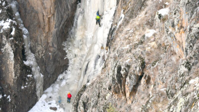 KARS–BHA Sarıkamış ilçesinde tamamen donan Keklik Şelalesi‘nde tırmanış etkinliği gerçekleştiren