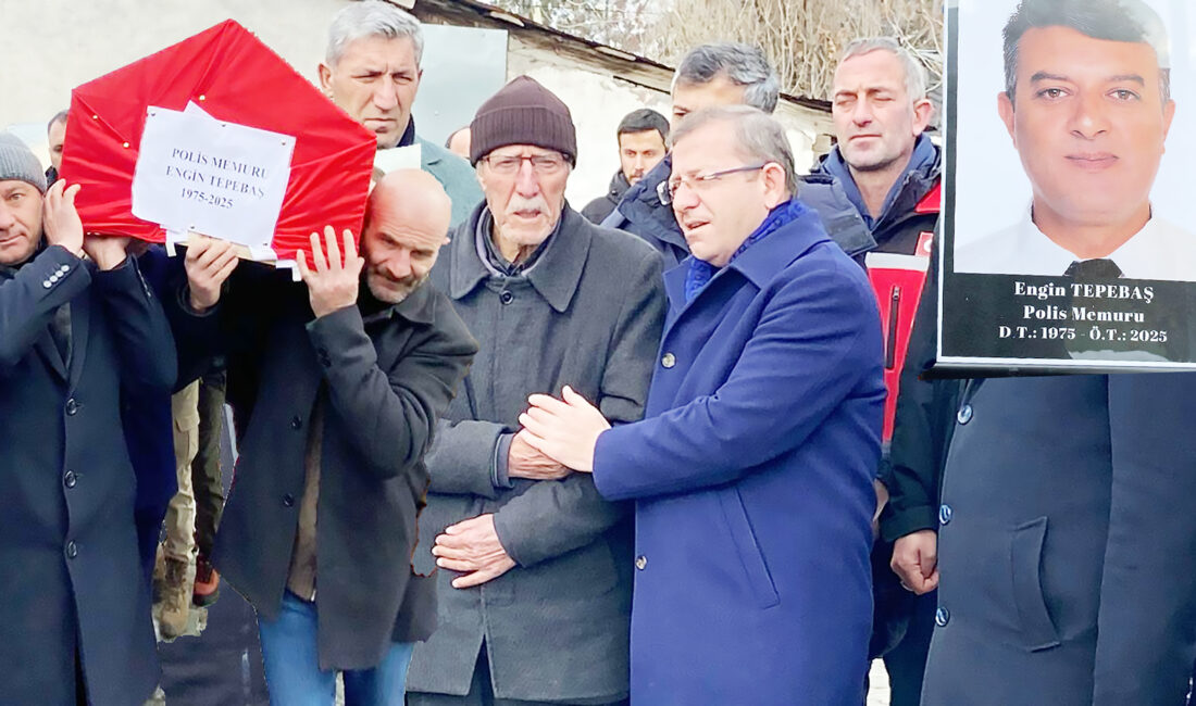 KARS-BHA Cenaze namazına katılan Vali Ziya Polat şehit polisin babasının