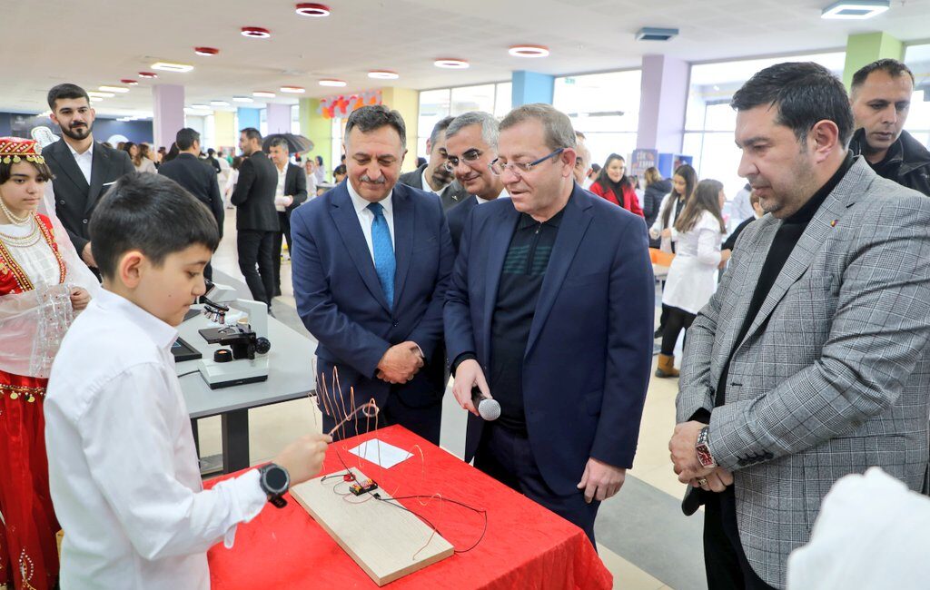 KARS-BHA Şehit Taner Aydınyer Gençlik Merkezi’nde gerçekleştirilen etkinlikte, öğrenciler bilim,