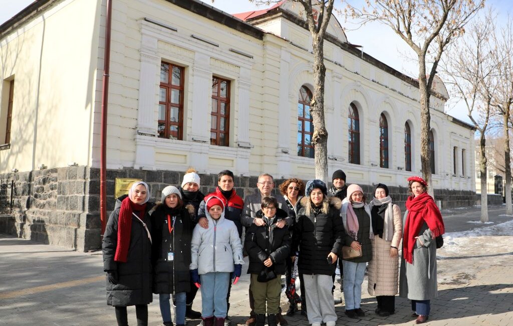 Vali Ziya Polat, Kars’ı ziyaret eden yerli turistlerle Kars’ı konuştu – Birlik Haber Ajansı KARS-BHA Vali Ziya Polat, tatil için ilimizi seçen misafirlerle sohbet
