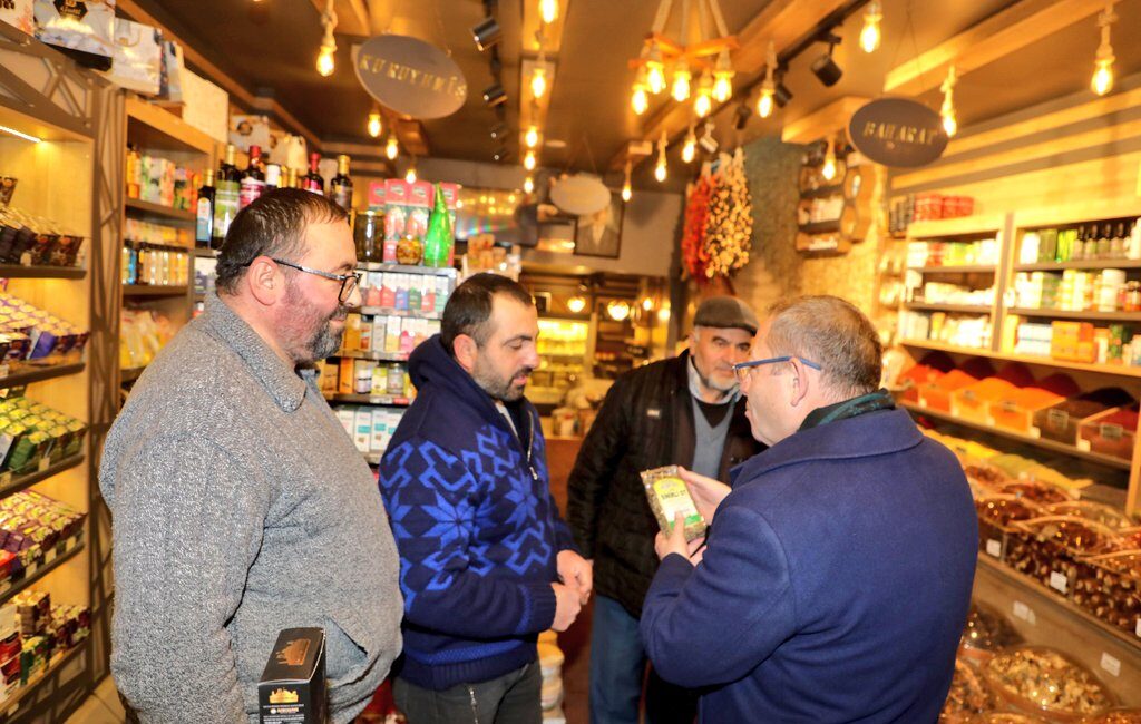 Kars Valisi Ziya Polat’tan esnaf ziyareti – Birlik Haber Ajansı KARS-BHA Kars’ta göreve başladığı günden bu yana halkın her kesimiyle dostluk