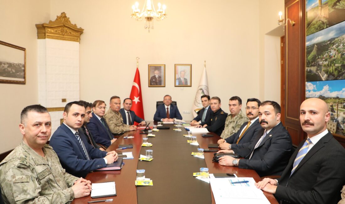 Kars'ta “İl Güvenlik ve Asayiş Koordinasyon Toplantısı” gerçekleştirildi KARS-BHA Toplantıda; halkımızın huzur ve güvenliğini sağlamak üzere kolluk kuvvetlerimizce