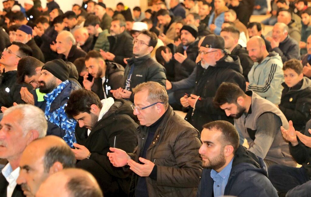 Kars’ta Miraç gecesi camilerde dualarla idrak edildi – Birlik Haber Ajansı Recep ayının 27. gecesi olarak bilinen Miraç Kandili dolayısıyla yurdun