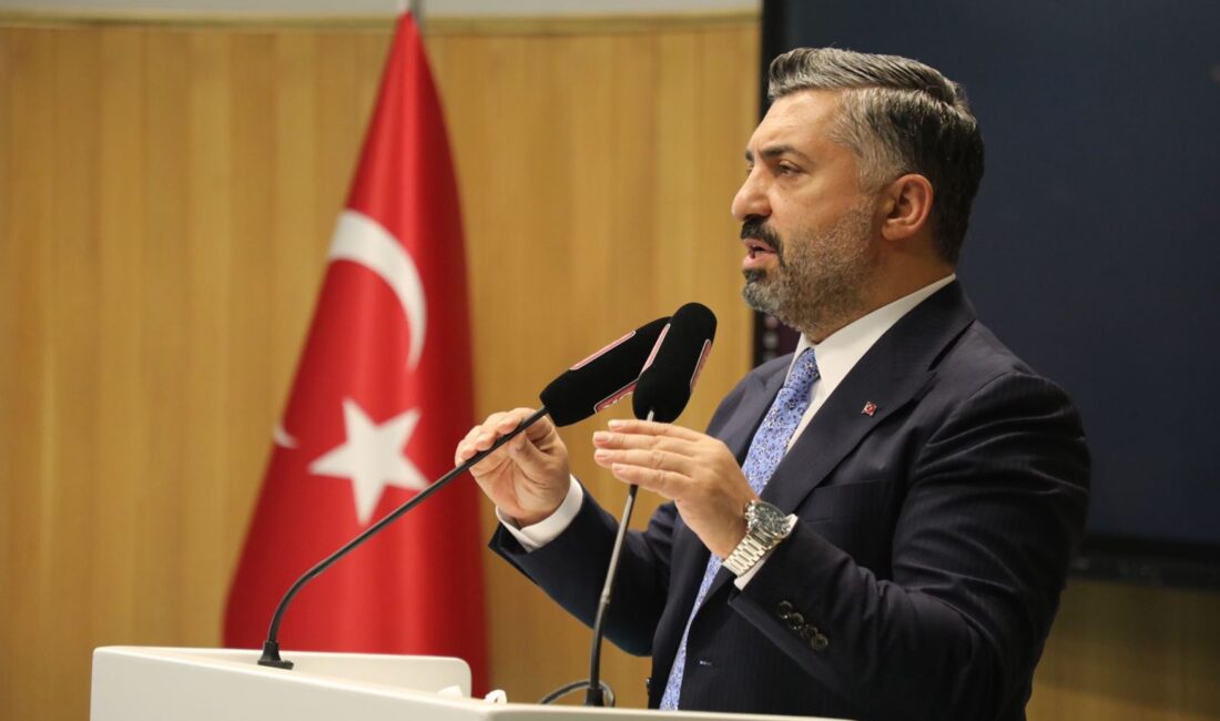 RTÜK Başkanı Şahin’den Fatih Altaylı’nın iddialarına sert tepki: Sen git sahiplerin gelsin! Radyo ve Televizyon Üst Kurulu (RTÜK) Başkanı Ebubekir Şahin, gazeteci