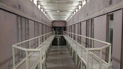 Fransa’nın güneyindeki Marsilya yakınlarında bulunan Arles cezaevinde bir mahkum, bir