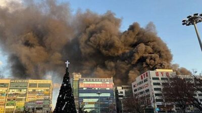 Güney Kore’nin Seongnam kentinde yerel saatle 16.37 sıralarında dükkan ve