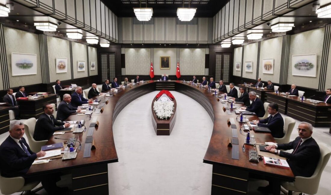 Cumhurbaşkanlığı Kabinesi toplandı ANKARA-BHA Cumhurbaşkanlığı Kabinesi, Cumhurbaşkanı Recep Tayyip Erdoğan başkanlığında toplandı. Kabine