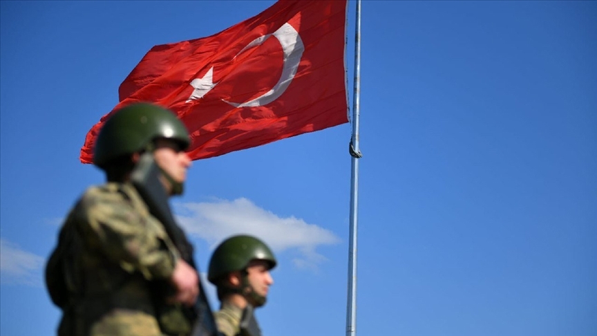 MSB: 4 PKK’lı terörist daha teslim oldu Milli Savunma Bakanlığı (MSB), Irak'ın kuzeyindeki barınma alanlarından kaçan 4