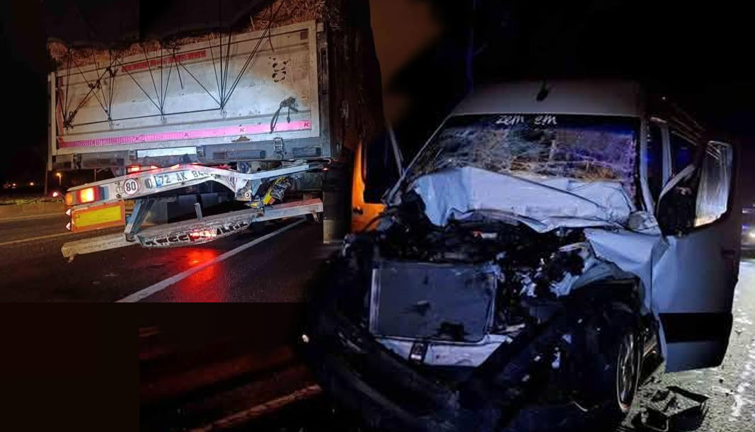 ANTALYA-BHA Antalya’nın Manavgat ilçesinde, trafik ışıklarında bekleyen bir  TIR’a  tur