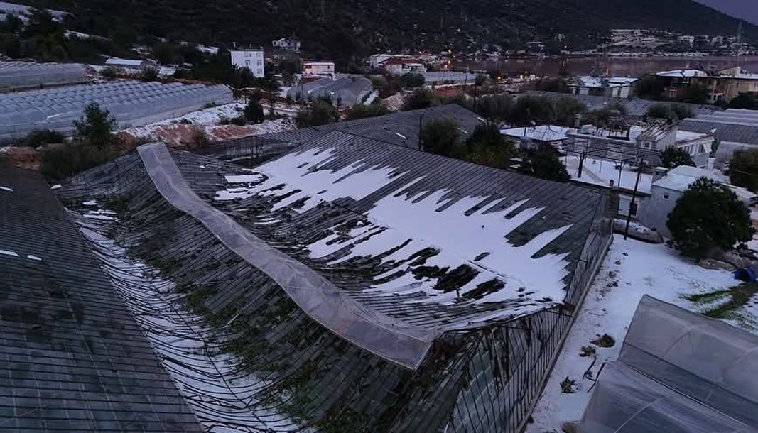 ANTALYA-BHA Antalya’nın Demre ilçesinde etkili olan dolu yağışı, hayatı olumsuz