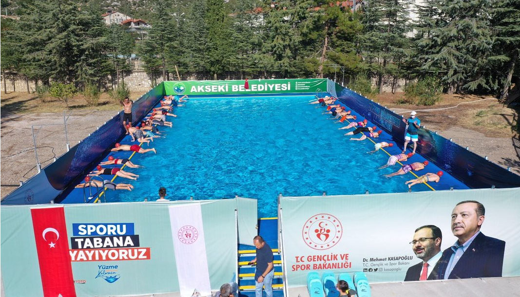 Akseki’de yüzme bilmeyen kalmasın: Portatif Yüzme Havuzu çocuklara yaz boyunca eğitim veriyor – Birlik Haber Ajansı ANTALYA-BHA Gençlik ve Spor Bakanlığı’nın desteğiyle Antalya Akseki‘ye kazandırılan portatif